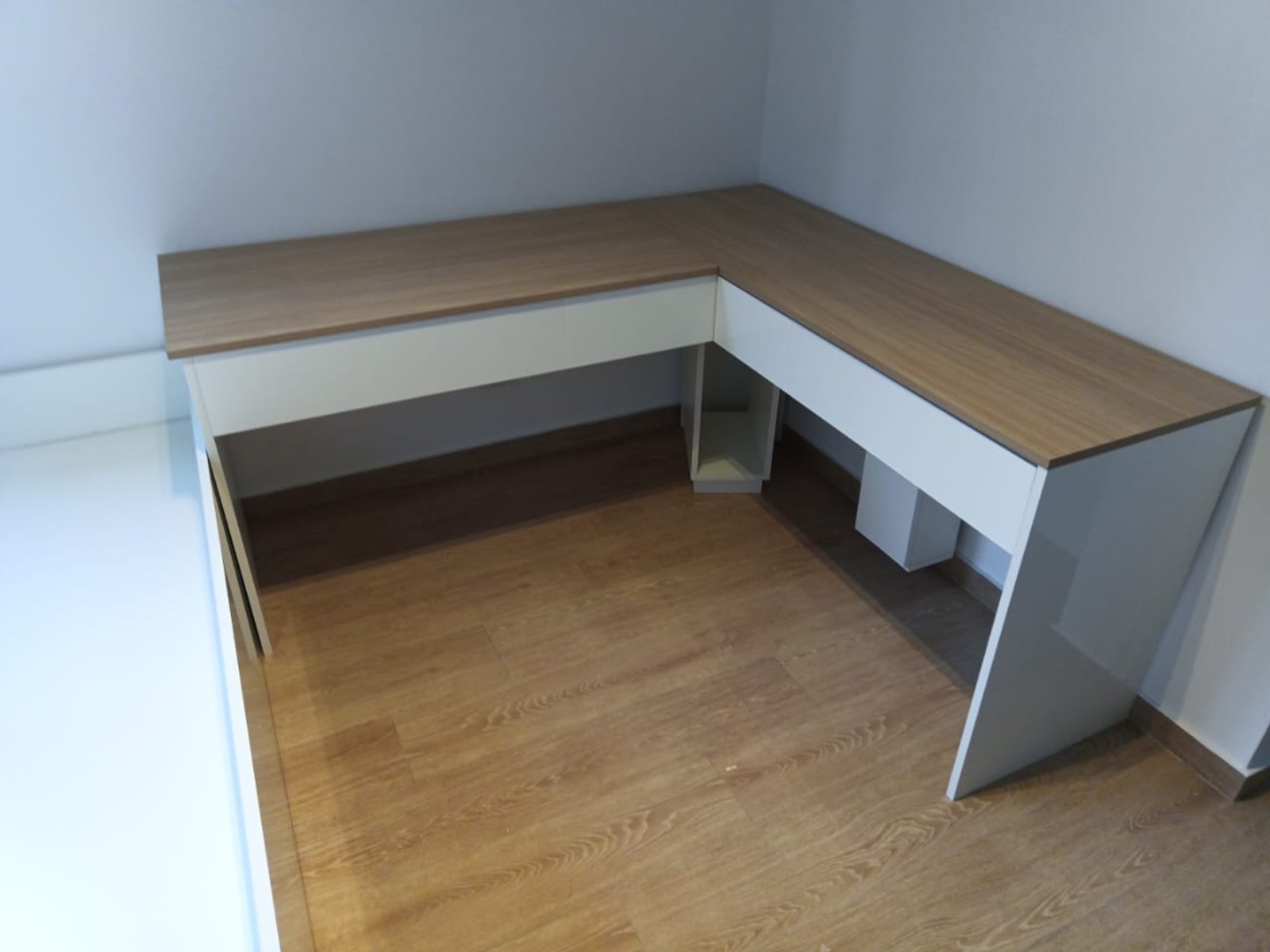 Escritorio moderno en forma de L para oficina — proyecto Proyecto JW -#1, por D'Agostina , en Buenos Aires